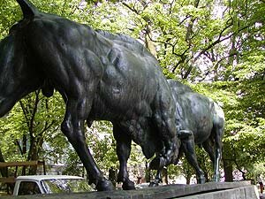 Im Volksmund werden sie Bullen genannt. In Wahrheit sind es Bronze-Wisente, die vor dem Gericht standen und das Ringen um den sieg symbolisierten. Preußische From der Justitia. (Foto: .rufo)