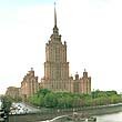 Blick von der Brьcke auf das Hotel Ukraina (Foto: Djatschkow/rufo)