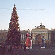 Diese Tanne auf dem Petersburger Schlossplatz gehört zu den nicht-stinkenden Exemplaren. Foto: Deeg/.rufo