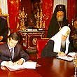Surabow und Alexi unterzeichnen das Rentenabkommen (Foto: Kirchliches Außenamt)