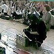 Aus dem Geiselnehmer-Video: Ein Terrorist installiert Sprengsätze mitten in der Turnhalle (foto: NTW/newsru)