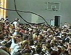 Aus dem Geiselnehmer-Video: Über 1000 Geiseln in der überfüllten Turnhalle (foto: NTW/newsru)