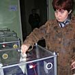 Eine Wählerin bei der Stimmabgabe in Dnepropetrowsk (Foto: Ballin/.rufo)