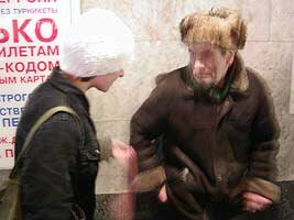 Friederike spricht mit einem Obdachlosen, Foto: Prochnow