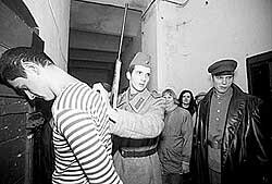 Manchen Besuchern wird bei der Führung Angst und Bange (Foto: KGB-Archiv)
