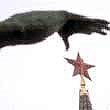 Eine Hand des Minin-Poscharski-Denkmals greift nach einem Kreml-Stern (Foto: .rufo)