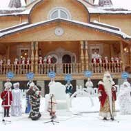 Väterchen Frost, der offizielle russische Weihnachtsmann, vor seinem Holzpalast im nordrussischen Weliki Ustjug (Foto: Tourismusbehörde Wologda)